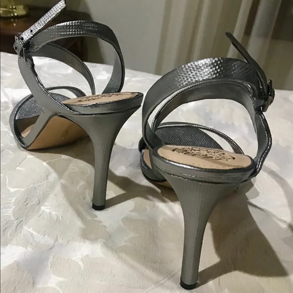 BRAND NEW: VINCE CAMUTO HOLIDAY SILVER NEW HEELS - Picture 6 of 8